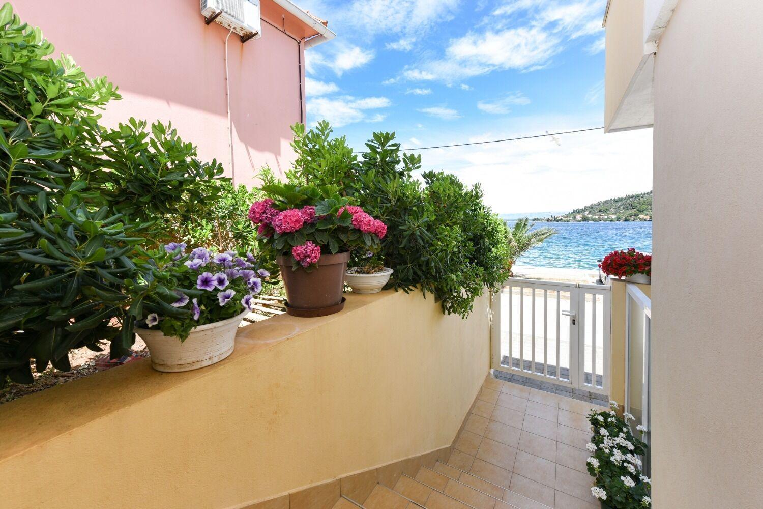 Apartments Kolt - 15M From Sea Kali Exterior photo
